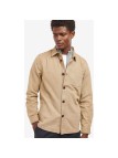 Cette surchemise beige de la marque Barbour est en coton doux. Cette surchemise beige de la marque Barbour est en coton doux.